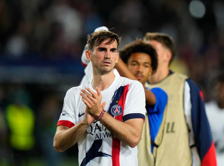 Fabian Ruiz applaude il pubblico