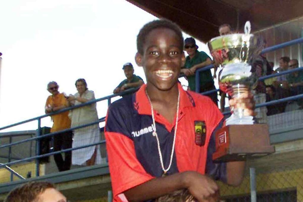 balotelli da ragazzino con una coppa