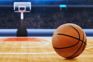 pallone di basket sul parquet
