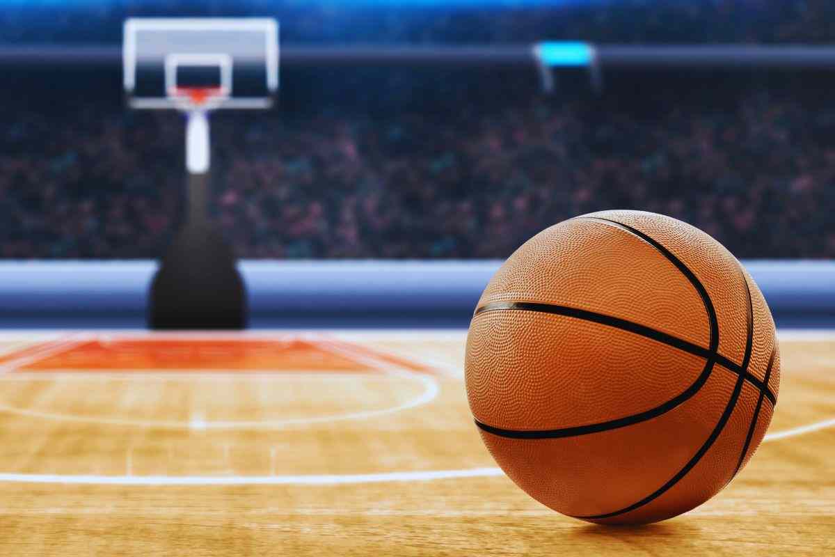 pallone di basket sul parquet