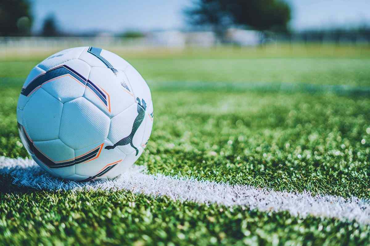 pallone a centrocampo